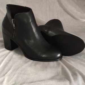 NWOT Torrid black booties with side zipper